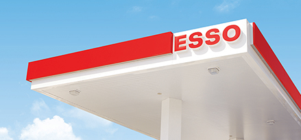 Le toit d'un station Esso en face d?un ciel bleu