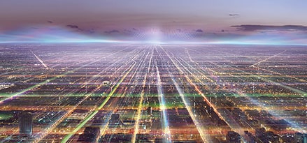 Un panorama d’une grande ville la nuit avec un reseau des lumières.