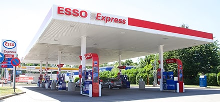 Une des stations Esso Express au soleil