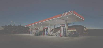Station-service Esso avec des voitures garées devant.